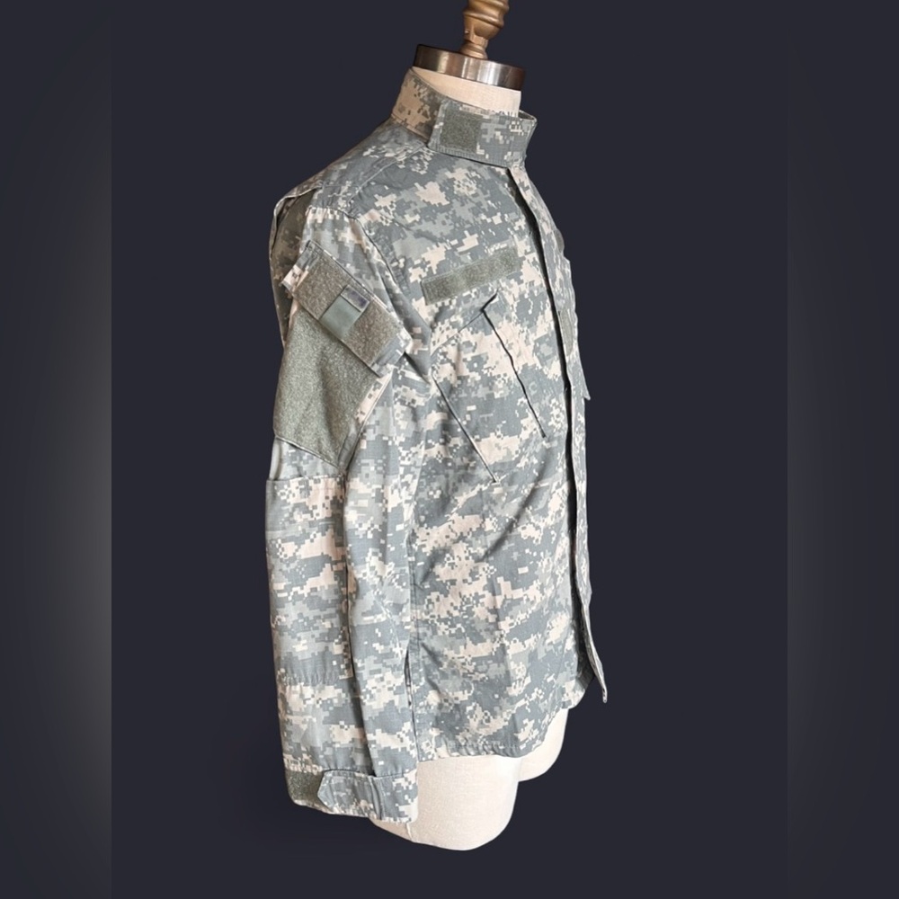 US Army ACU Digital Camouflage Combat Uniform Jacket looks like a Men’s M/L - Picture 4 of 9